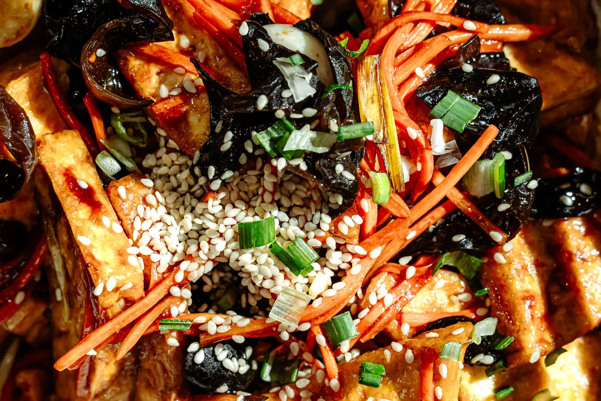 Tofu umami à la sauce yu xiang — cuisine sichuanaise servie au Rêve Saveur Martigny
